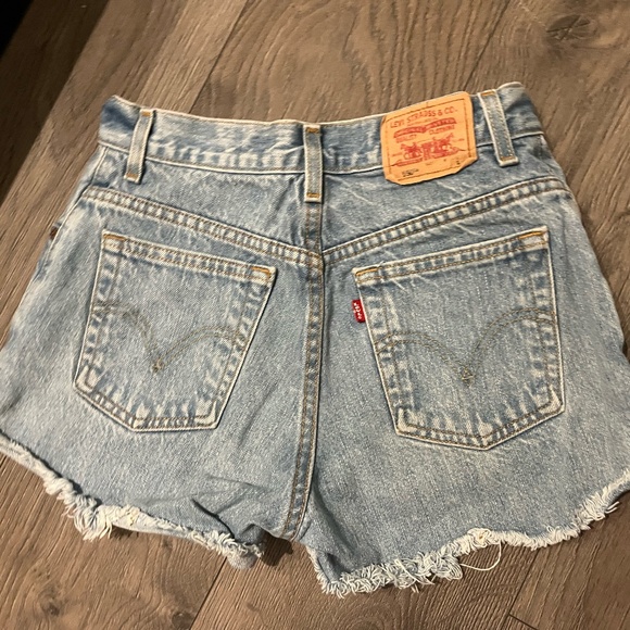 Levi High-Wasited Shorts - Picture 2 of 3